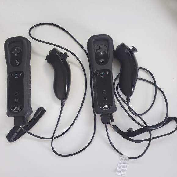 Nintendo Wii Black Console Bundle w/ Box, 2 Remotes, Mario CIB, HDMI + Access... - Picture 5 of 16